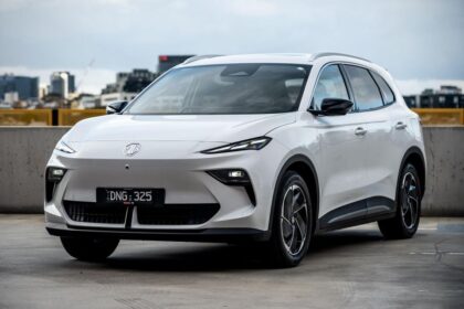 MG S5 EV 2026 — vista frontal três quartos do SUV elétrico branco