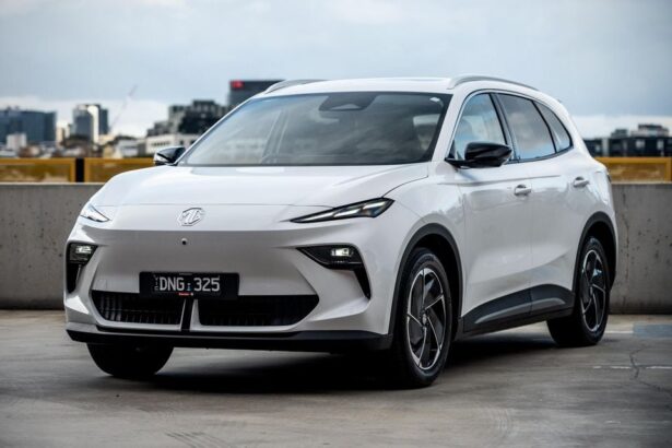 MG S5 EV 2026 — vista frontal três quartos do SUV elétrico branco