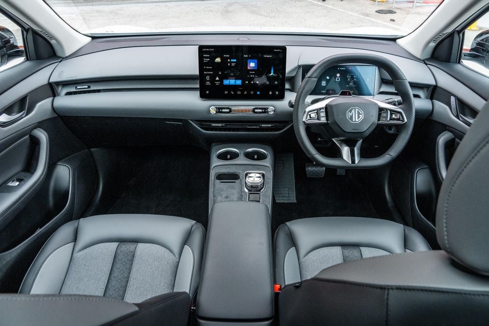 MG S5: preço, ficha técnica e vale a pena comprar o SUV elétrico britânico-chinês? Interior do MG S5 EV 2026 — painel, multimídia de 12,8 polegadas e volante