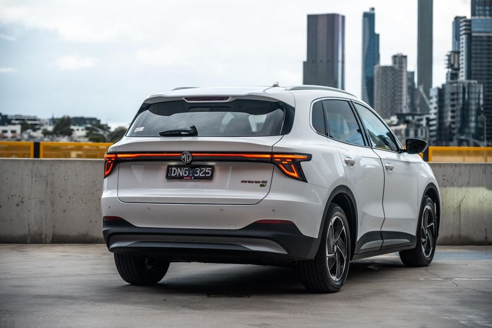 MG S5: preço, ficha técnica e vale a pena comprar o SUV elétrico britânico-chinês? MG S5 EV 2026 — vista traseira com lanternas LED interligadas