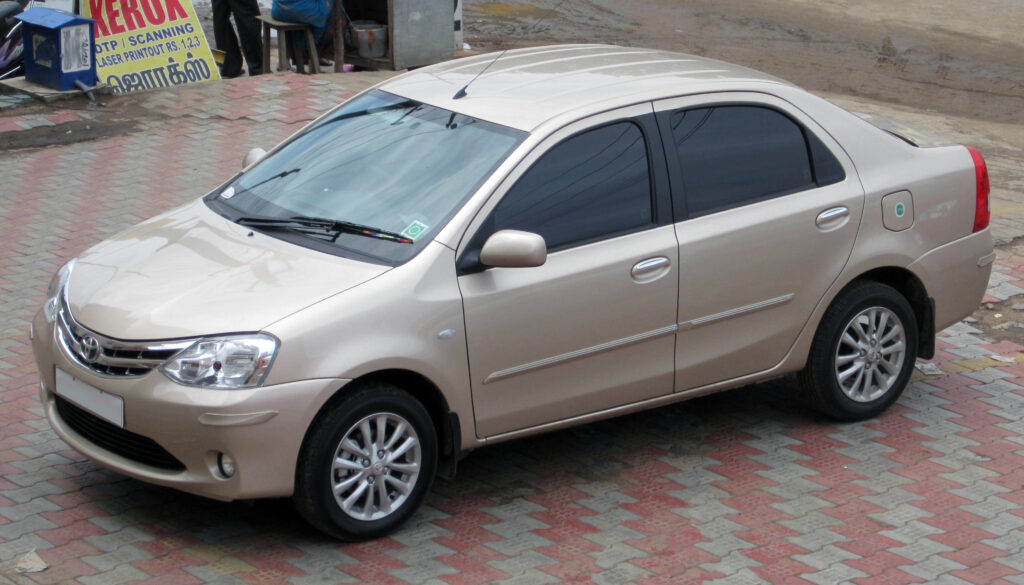 Toyota Etios sedã prata vista frontal lateral