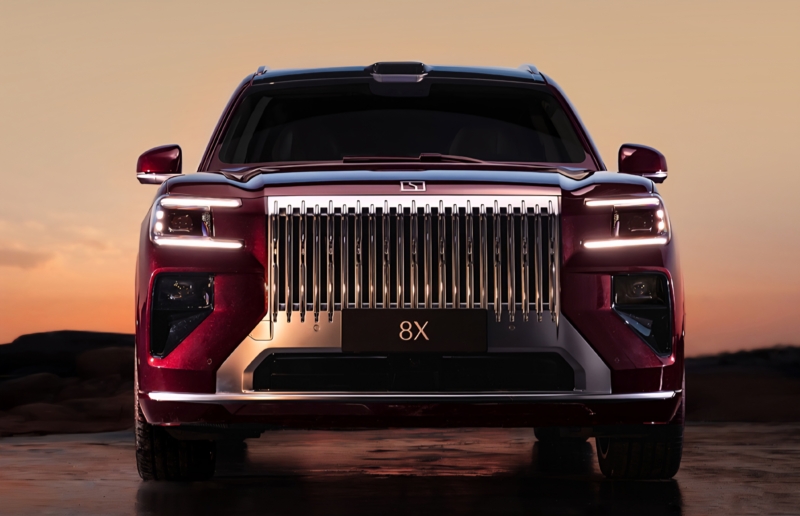 Zeekr 8X: SUV Híbrido de 1.400 cv e 1.416 km de Autonomia Cabine do Zeekr 8X com múltiplas telas digitais e acabamento premium