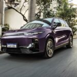 Leapmotor B10 branco, vista frontal 3/4 em estúdio, mostrando faróis, grade fechada e rodas aro 18