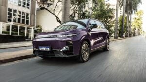 Leapmotor B10 branco, vista frontal 3/4 em estúdio, mostrando faróis, grade fechada e rodas aro 18