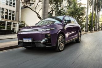 Leapmotor B10 branco, vista frontal 3/4 em estúdio, mostrando faróis, grade fechada e rodas aro 18