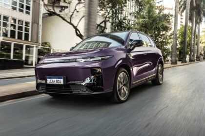 Leapmotor B10 branco, vista frontal 3/4 em estúdio, mostrando faróis, grade fechada e rodas aro 18