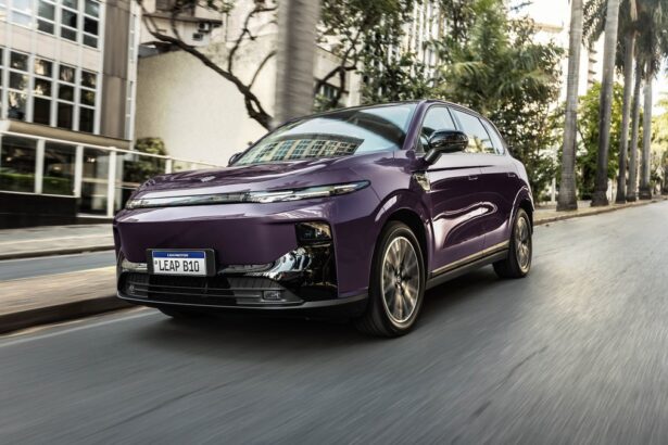 Leapmotor B10 branco, vista frontal 3/4 em estúdio, mostrando faróis, grade fechada e rodas aro 18