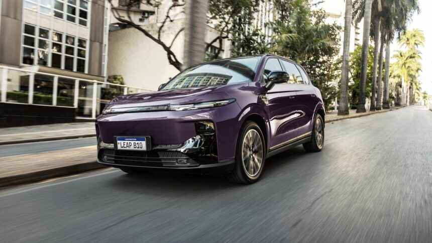 Leapmotor B10 branco, vista frontal 3/4 em estúdio, mostrando faróis, grade fechada e rodas aro 18