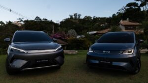 BYD Dolphin SE branco, vista frontal 3/4 em estúdio, destacando faróis, para-choque e rodas