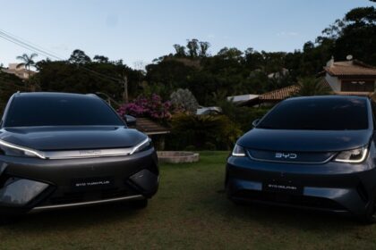 BYD Dolphin SE branco, vista frontal 3/4 em estúdio, destacando faróis, para-choque e rodas