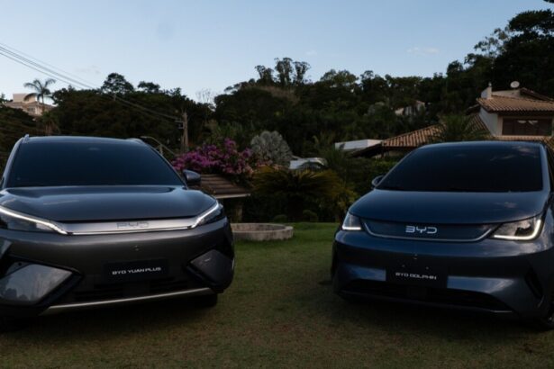 BYD Dolphin SE branco, vista frontal 3/4 em estúdio, destacando faróis, para-choque e rodas