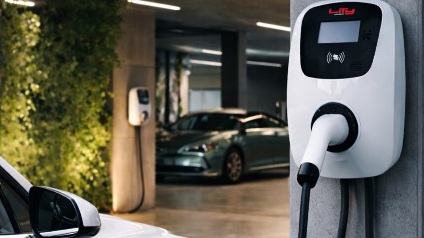 garagem residencial com wallbox instalado em vaga privativa, cabo conectado a um SUV elétrico, ambiente ventilado e organizado