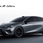 Leapmotor B05 Ultra vermelho, vista frontal 3/4 em estúdio, com para-choque esportivo e faróis acesos