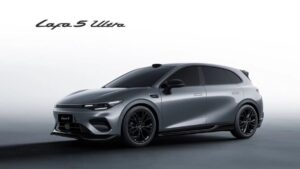 Leapmotor B05 Ultra vermelho, vista frontal 3/4 em estúdio, com para-choque esportivo e faróis acesos