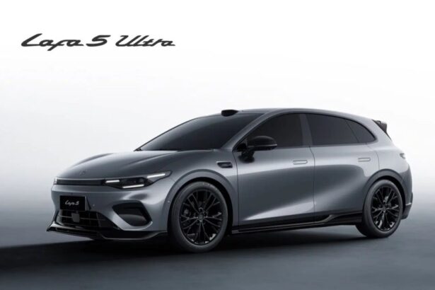 Leapmotor B05 Ultra vermelho, vista frontal 3/4 em estúdio, com para-choque esportivo e faróis acesos