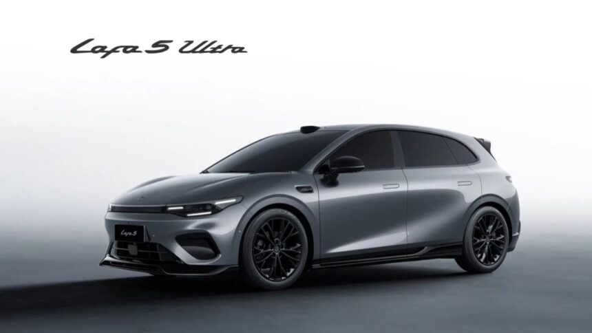 Leapmotor B05 Ultra: O hatch elétrico que virou esportivo Leapmotor B05 Ultra vermelho, vista frontal 3/4 em estúdio, com para-choque esportivo e faróis acesos