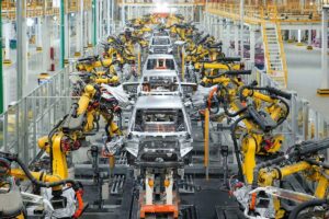 BYD em alerta: Lucro cai e corte gera dúvida BYD Seal e BYD Song Plus lado a lado em concessionária, com destaque para a identidade visual da marca chinesa