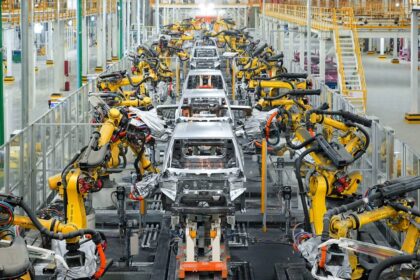 BYD Seal e BYD Song Plus lado a lado em concessionária, com destaque para a identidade visual da marca chinesa