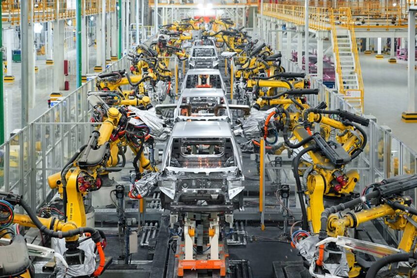 BYD Seal e BYD Song Plus lado a lado em concessionária, com destaque para a identidade visual da marca chinesa