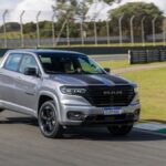 Ram Rampage 2027 prata, vista frontal 3/4 em estúdio, destacando grade, faróis e capô