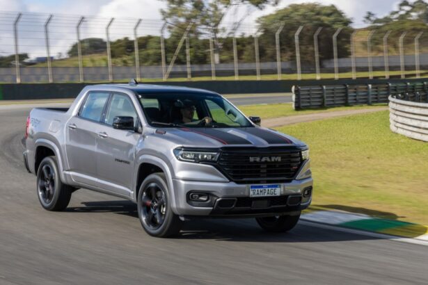 Ram Rampage 2027 prata, vista frontal 3/4 em estúdio, destacando grade, faróis e capô