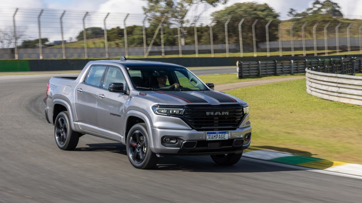 Ram Rampage 2027 prata, vista frontal 3/4 em estúdio, destacando grade, faróis e capô