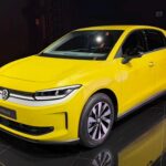 Volkswagen ID. Polo elétrico compacto, vista frontal 3/4 em fundo neutro, com rodas de liga leve e faróis afilados