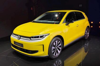 Volkswagen ID. Polo elétrico compacto, vista frontal 3/4 em fundo neutro, com rodas de liga leve e faróis afilados