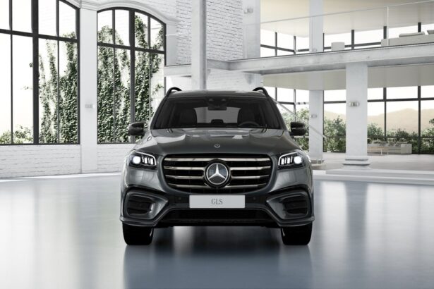 Mercedes-Benz GLS 450 4MATIC AMG Line 2026 prata, vista frontal 3/4 em estúdio, destaque para grade, faróis MULTIBEAM LED e rodas grandes