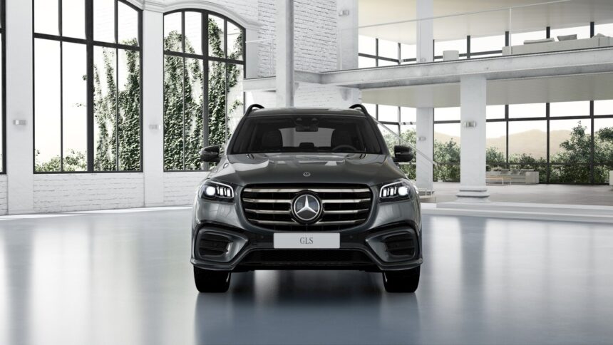 Mercedes-Benz GLS 450 4MATIC AMG Line 2026 prata, vista frontal 3/4 em estúdio, destaque para grade, faróis MULTIBEAM LED e rodas grandes