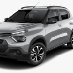 Citroën C3 2026 branco, vista frontal 3/4 em estúdio, destacando a nova grade, faróis e altura do carro