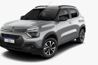 Citroën C3 2026 branco, vista frontal 3/4 em estúdio, destacando a nova grade, faróis e altura do carro