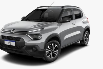 Citroën C3 2026 branco, vista frontal 3/4 em estúdio, destacando a nova grade, faróis e altura do carro