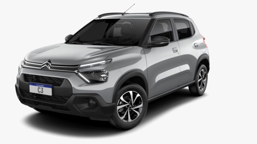 Citroën C3 2026 branco, vista frontal 3/4 em estúdio, destacando a nova grade, faróis e altura do carro