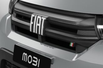 Fiat Mobi 2026 vermelho, vista frontal 3/4 em estúdio com fundo branco