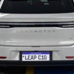 Stellantis e Leapmotor em contexto de produção no Brasil, com fábrica de Goiana (PE) ao fundo e um SUV elétrico em primeiro plano