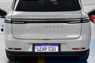 Stellantis e Leapmotor em contexto de produção no Brasil, com fábrica de Goiana (PE) ao fundo e um SUV elétrico em primeiro plano