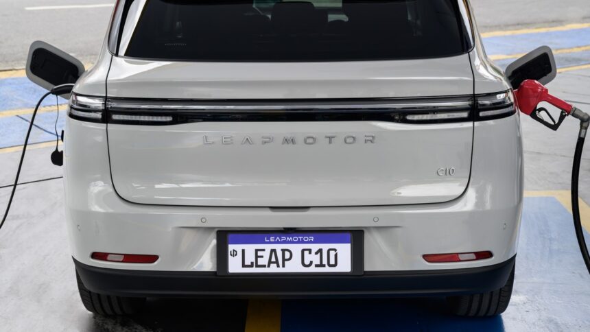 Leapmotor no Brasil: Goiana pode mudar o jogo Stellantis e Leapmotor em contexto de produção no Brasil, com fábrica de Goiana (PE) ao fundo e um SUV elétrico em primeiro plano
