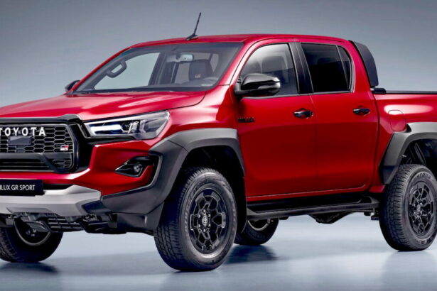 Toyota Hilux de entrada em tom prata, vista frontal 3/4 em estrada argentina, com foco na cabine simples e na caçamba