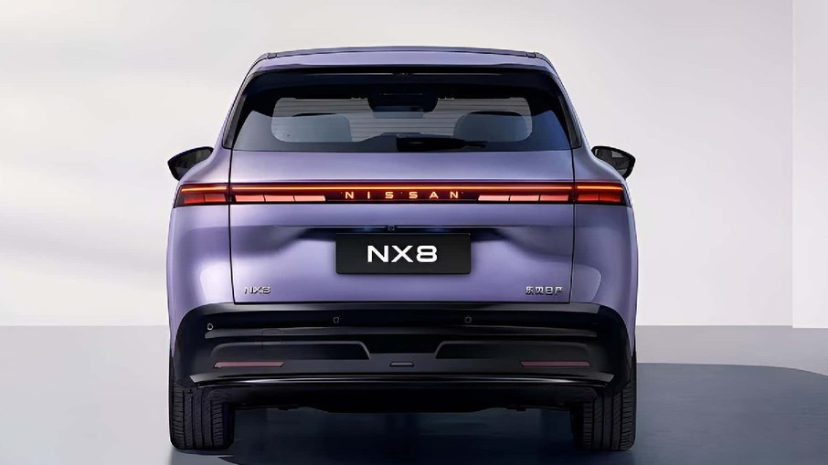 Traseira do Nissan NX8 destaca faixa luminosa contínua e identidade visual do novo SUV eletrificado.