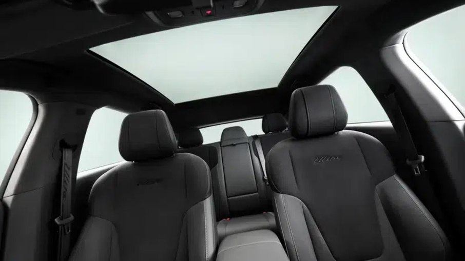 Leapmotor B05 Ultra: O hatch elétrico que virou esportivo Interior do Leapmotor B05 Ultra recebe acabamento revisto e proposta mais esportiva para a cabine.