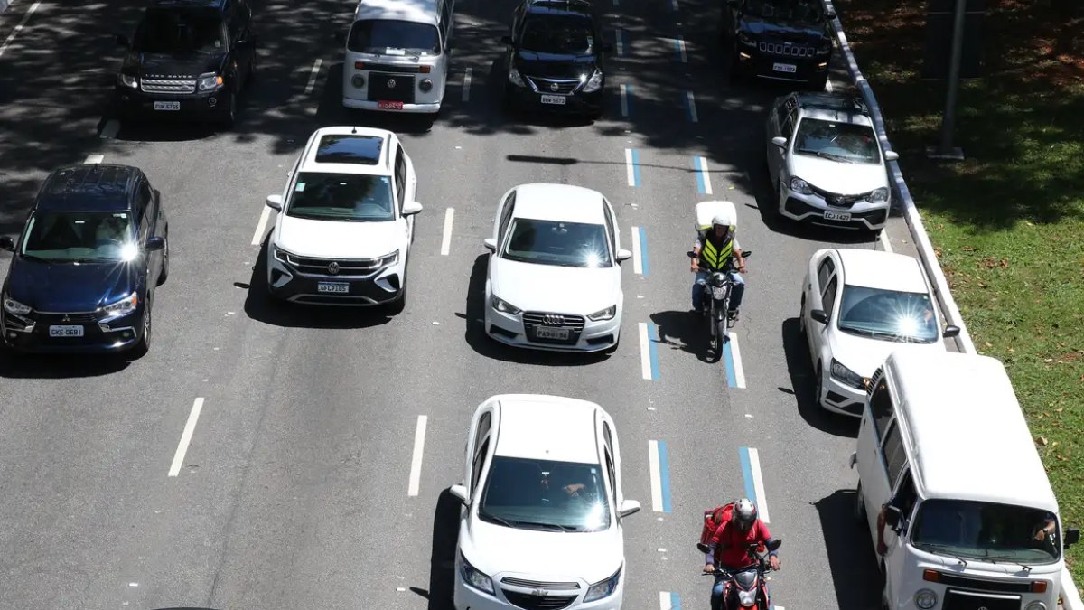 Andar no corredor de moto dá multa? Veja quando