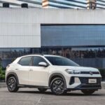 Volkswagen Tera 2026 branco, vista frontal 3/4 em ambiente urbano, com destaque para a assinatura de faróis e a altura de rodagem
