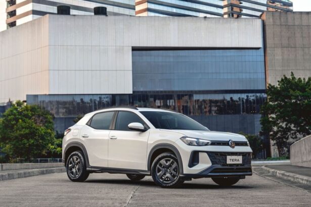 Volkswagen Tera 2026 branco, vista frontal 3/4 em ambiente urbano, com destaque para a assinatura de faróis e a altura de rodagem