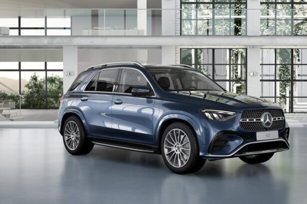 Mercedes-Benz GLE 450 d 4MATIC AMG Line 2026 azul escuro, vista frontal 3/4 em estúdio, rodas AMG de 21 polegadas em destaque