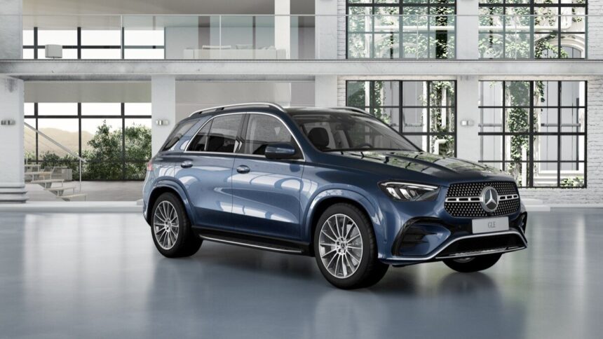Mercedes-Benz GLE 450 d 4MATIC AMG Line 2026 azul escuro, vista frontal 3/4 em estúdio, rodas AMG de 21 polegadas em destaque
