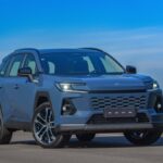 Toyota RAV4 2026 branco, vista frontal 3/4 em estúdio, destacando grade, faróis e rodas de 20 polegadas