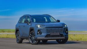 Toyota RAV4 2026: Veja quanto custa cada versão Toyota RAV4 2026 branco, vista frontal 3/4 em estúdio, destacando grade, faróis e rodas de 20 polegadas