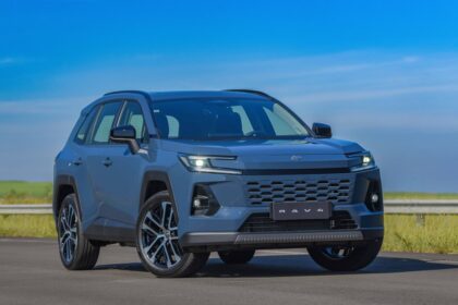 Toyota RAV4 2026 branco, vista frontal 3/4 em estúdio, destacando grade, faróis e rodas de 20 polegadas