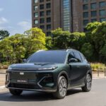 Geely EX5 EM-i 2026 prateado, vista frontal 3/4 em estúdio